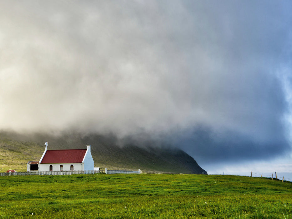 Wetterfront auf Island. Die Kirche von Sæból in den Westfjorde. - CALVENDO Foto-Puzzle - calvendoverlag 29.99