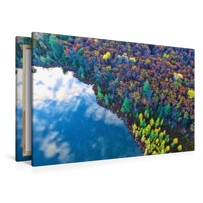 Premium Textil-Leinwand Premium Textil-Leinwand 120 cm x 80 cm quer Herbstlicher Wald am Seeufer aus der Vogelperspektive