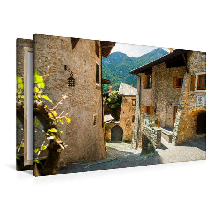 Premium Textil-Leinwand Premium Textil-Leinwand 120 cm x 80 cm quer Canale di Tenno, eines der schönsten mittelalterlichen Dörfer Italiens.