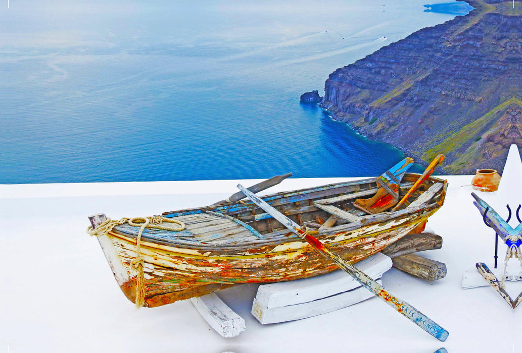 Premium Textil-Leinwand Premium Textil-Leinwand 120 cm x 80 cm quer Altes Fischerboot auf der griechischen Insel Santorini