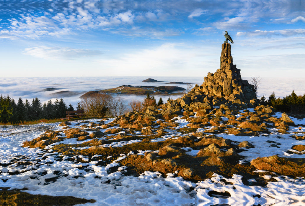 Premium Textil-Leinwand Premium Textil-Leinwand 120 cm x 80 cm quer Das Fliegerdenkmal auf der Wasserkuppe mit der Kuppenrhön im Hochnebel / Fotograf Manfred Hempe