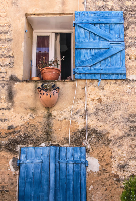 Premium Textil-Leinwand Premium Textil-Leinwand 80 cm x 120 cm  hoch Blaue Fenster  in der Altstadt im Dorf Villars, Provence, Frankreich