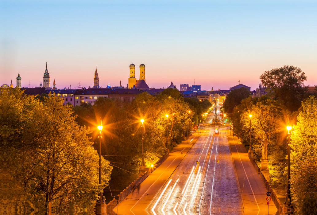 Premium Textil-Leinwand Premium Textil-Leinwand 120 cm x 80 cm quer Blick über Maximiliansbrücke und Maximilianstraße in München im Abendlicht.