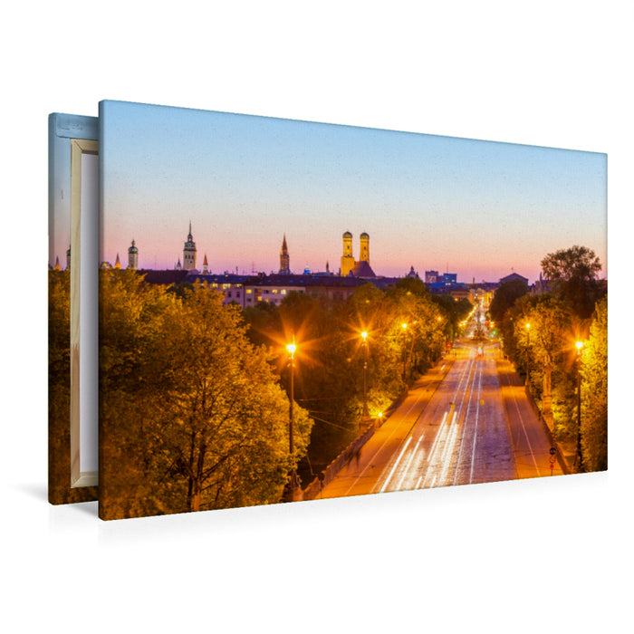 Premium Textil-Leinwand Premium Textil-Leinwand 120 cm x 80 cm quer Blick über Maximiliansbrücke und Maximilianstraße in München im Abendlicht.