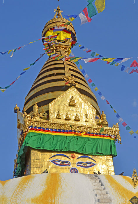 Premium Textil-Leinwand Premium Textil-Leinwand 80 cm x 120 cm  hoch Der obere Teil des berühmten Stupa von Swayambhunath im Westen von Kathmandu