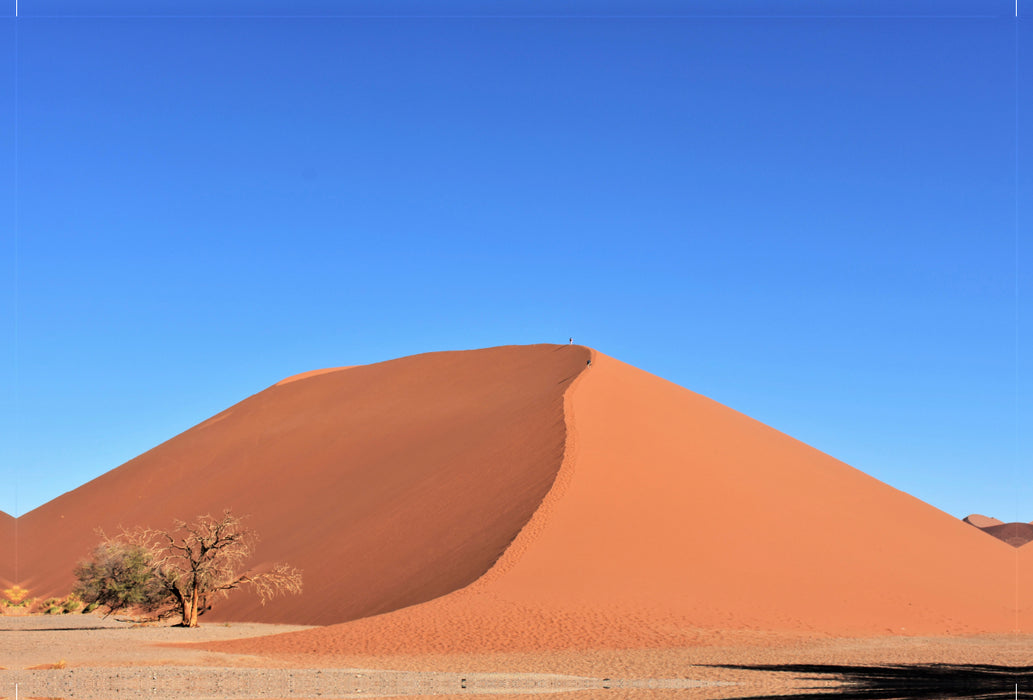 Premium Textil-Leinwand Premium Textil-Leinwand 120 cm x 80 cm quer Rot knallt in das Blau: Die Düne 45 im Sossusvlei Nationalpark der Namib Wüste in Namibia
