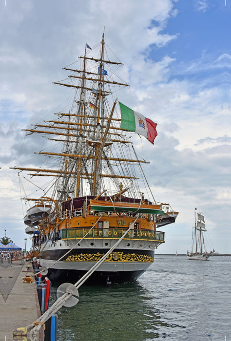 Premium Textil-Leinwand Premium Textil-Leinwand 80 cm x 120 cm  hoch Die "Amerigo Vespucci" zur Hanse Sail in Warnemünde