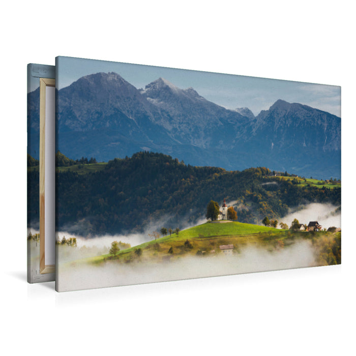 Toile textile premium Toile textile premium 120 cm x 80 cm paysage Église Saint-Thomas devant les montagnes, entourée de brouillard 