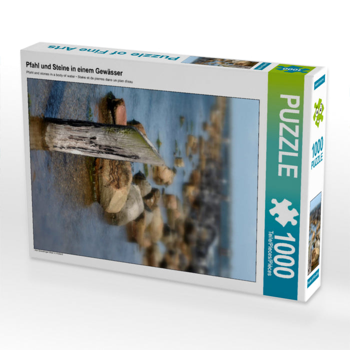 Pfahl und Steine in einem Gewässer - CALVENDO Foto-Puzzle