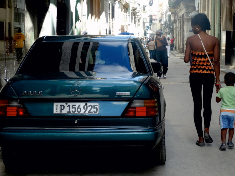 Mercedes-Benz 200 E in Havanna - Ein Motiv aus dem Kalender  "STERN-STUNDEN IN HAVANNA - MERCEDES-BENZ AUF KUBA" - CALVENDO Foto-Puzzle - calvendoverlag 29.99