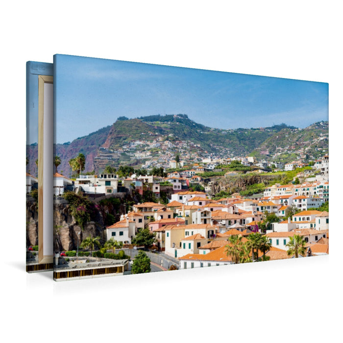 Premium Textil-Leinwand Premium Textil-Leinwand 120 cm x 80 cm quer Blick von Funchal auf die grünen Vulkanberge von Madeira in Portugal