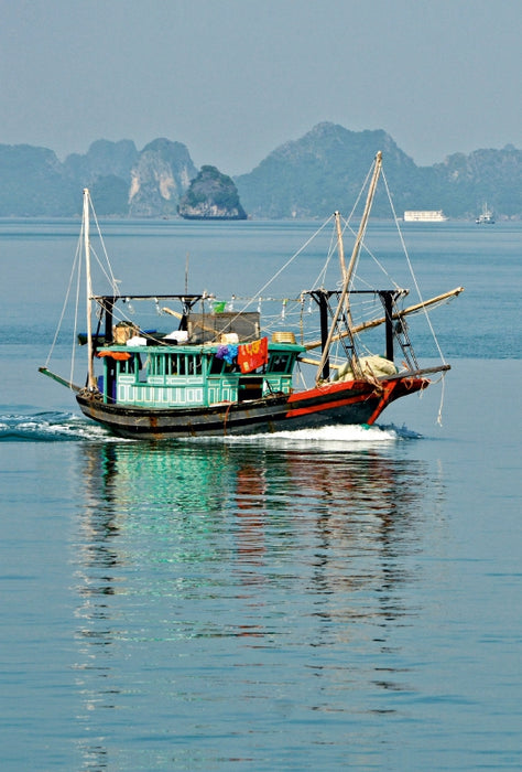 Premium Textil-Leinwand Premium Textil-Leinwand 80 cm x 120 cm  hoch Fischerboot in der Ha Long Bucht, Vietnam