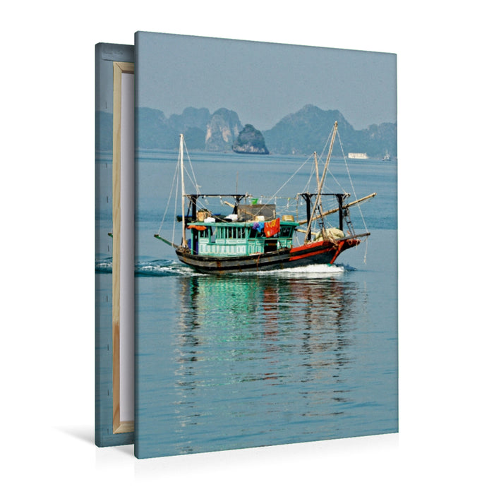 Premium Textil-Leinwand Premium Textil-Leinwand 80 cm x 120 cm  hoch Fischerboot in der Ha Long Bucht, Vietnam