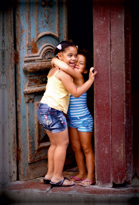 Premium Textil-Leinwand Premium Textil-Leinwand 80 cm x 120 cm  hoch Geschwisterliebe - Ein Motiv aus dem Kalender "Kuba Kids - Glückliche Kinder"