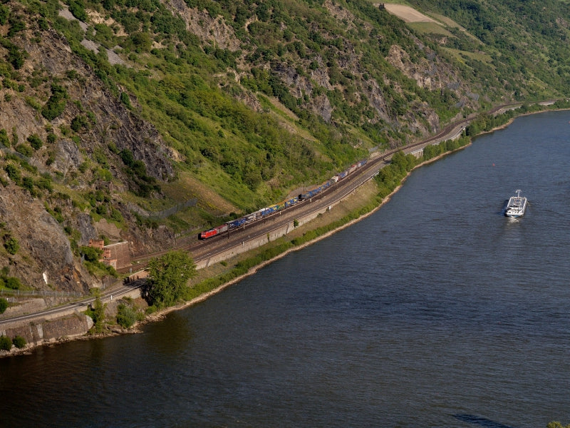 Eine DB-Lok der Baureihe 185 zieht einen sehr langen Güterzug durch das Rheintal. - CALVENDO Foto-Puzzle - calvendoverlag 29.99