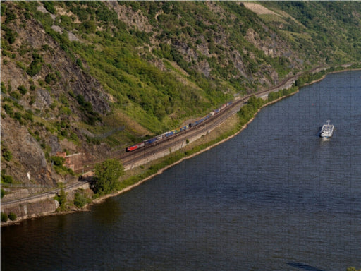 Eine DB-Lok der Baureihe 185 zieht einen sehr langen Güterzug durch das Rheintal. - CALVENDO Foto-Puzzle - calvendoverlag 29.99
