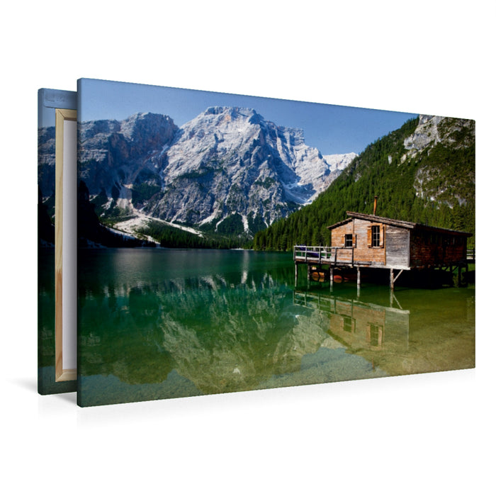 Premium Textil-Leinwand Premium Textil-Leinwand 120 cm x 80 cm quer Fischerhütte am Pragser Wildsee