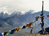 Gebetsfahnen vor dem Himalaya - CALVENDO Foto-Puzzle - calvendoverlag 29.99
