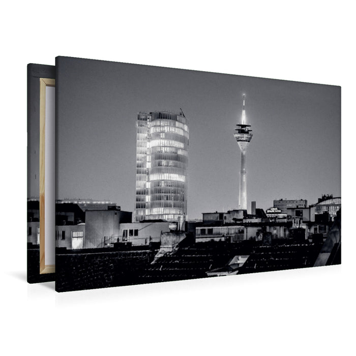 Premium Textil-Leinwand Premium Textil-Leinwand 120 cm x 80 cm quer Abendlicher Blick auf Rheinturm und ERGO-Hochhaus