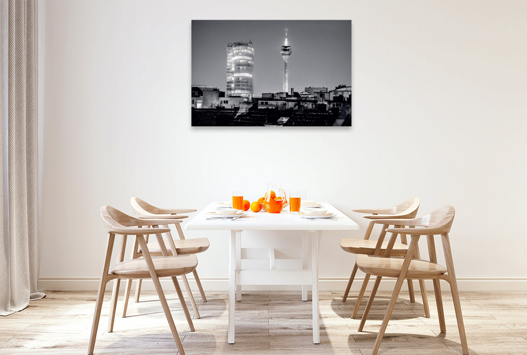 Premium Textil-Leinwand Premium Textil-Leinwand 120 cm x 80 cm quer Abendlicher Blick auf Rheinturm und ERGO-Hochhaus