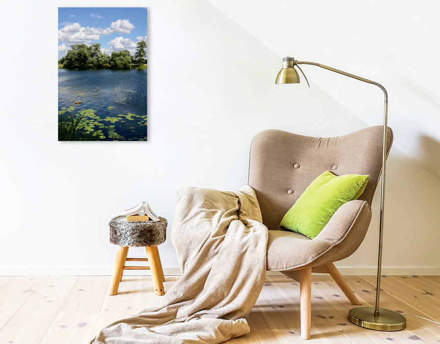 Premium Textil-Leinwand Premium Textil-Leinwand 50 cm x 75 cm hoch Havel Landschaft mit Seerosen und Weiden am Ufer