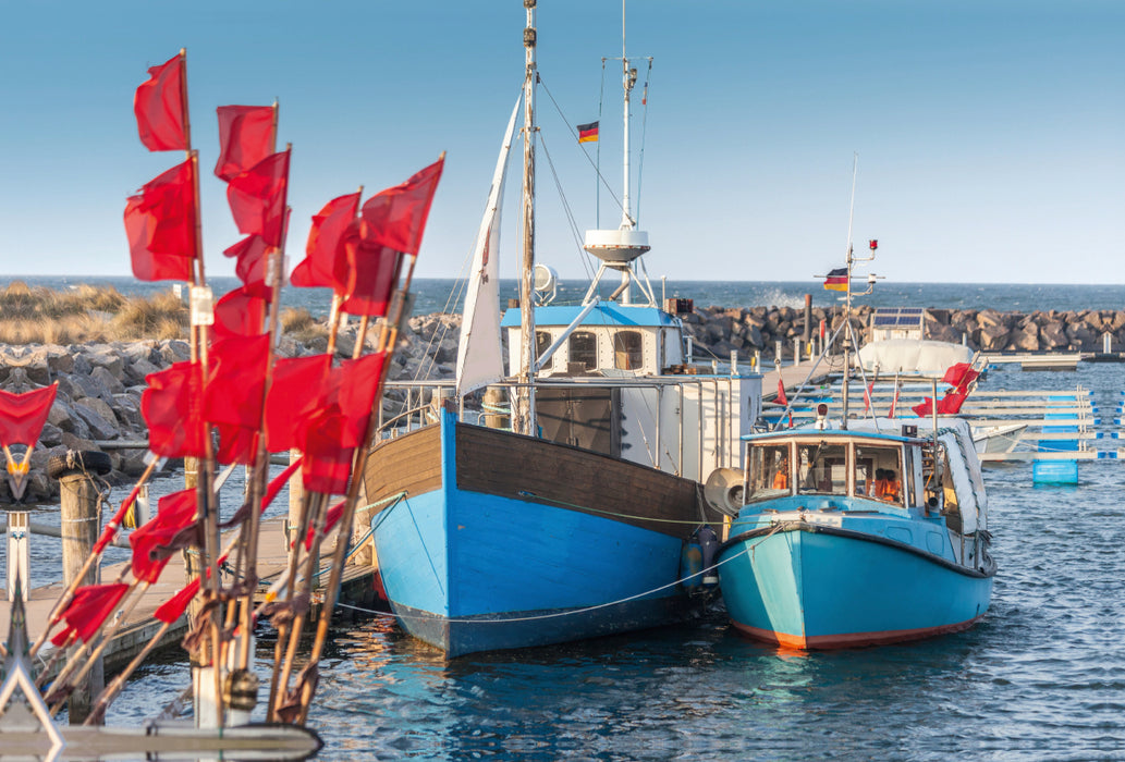 Premium Textil-Leinwand Premium Textil-Leinwand 120 cm x 80 cm quer Fischerboote im Hafen von Kühlungsborn an der Ostsee