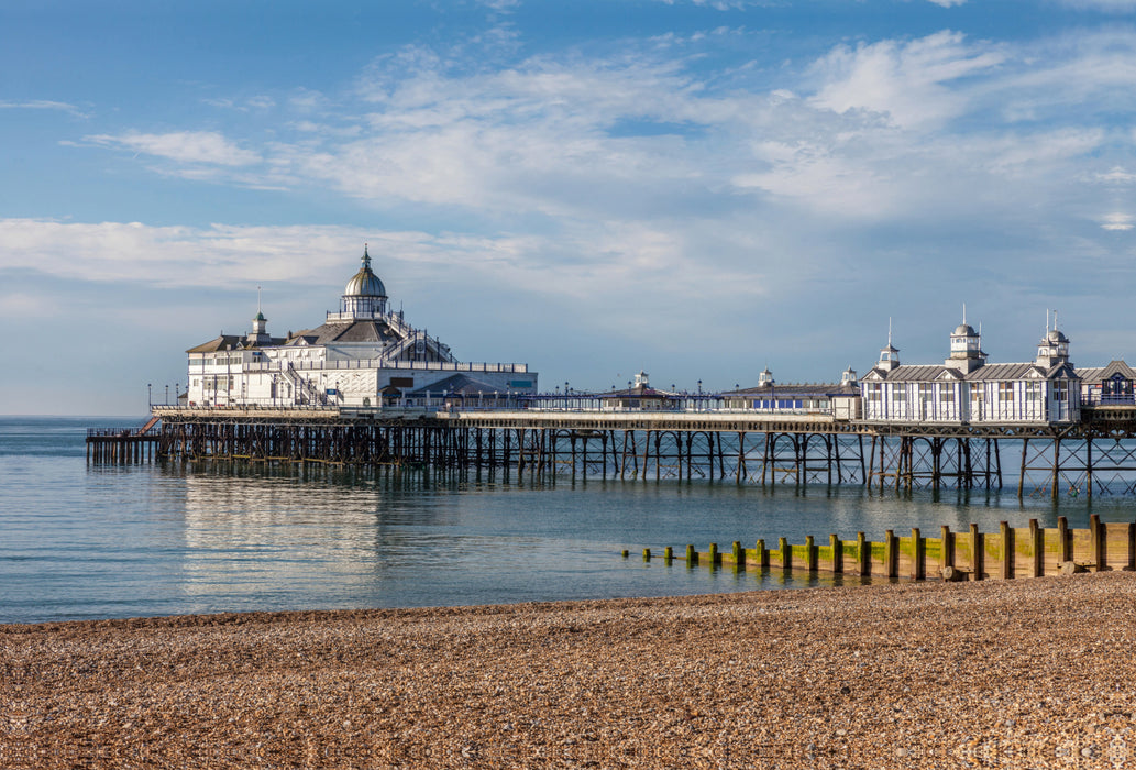 Premium Textil-Leinwand Premium Textil-Leinwand 120 cm x 80 cm quer Eastbourne Pier in East Sussex, England