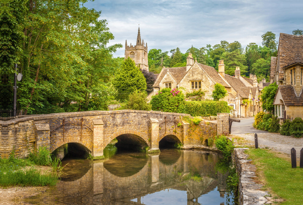 Premium Textil-Leinwand Premium Textil-Leinwand 120 cm x 80 cm quer Die Brücke von Castle Combe in Wiltshire, England