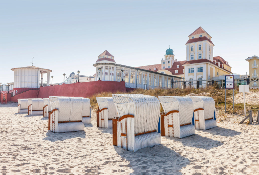 Premium Textil-Leinwand Premium Textil-Leinwand 120 cm x 80 cm quer Strandkörbe vor dem Kurhaus in Binz auf Rügen