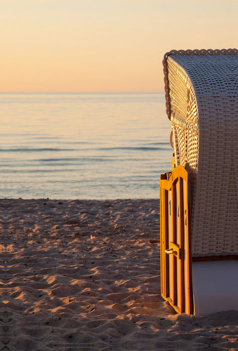 Premium Textil-Leinwand Premium Textil-Leinwand 80 cm x 120 cm  hoch Im Strandkorb auf das Meer blicken