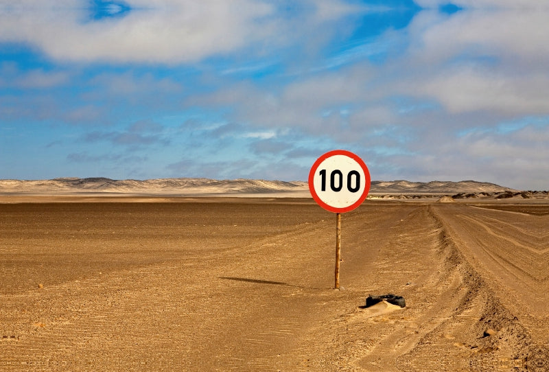 Toile textile premium Toile textile premium 120 cm x 80 cm paysage Namibie : Ne faites pas la course. Limitation de vitesse sur piste de sable dans le parc national de Skeleton Coast. 