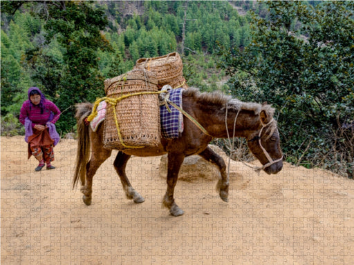 Warentransport zum Taktshang Lhakhang (Tigernest-Kloster) bei Paro, Bhutan - CALVENDO Foto-Puzzle - calvendoverlag 39.99