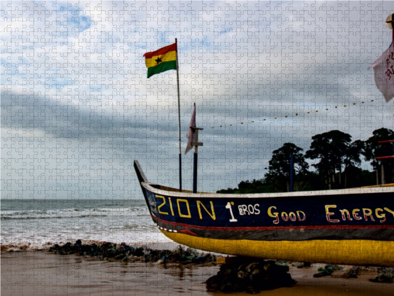 Ein Fischerboot am Strand von Busua - CALVENDO Foto-Puzzle - calvendoverlag 39.99