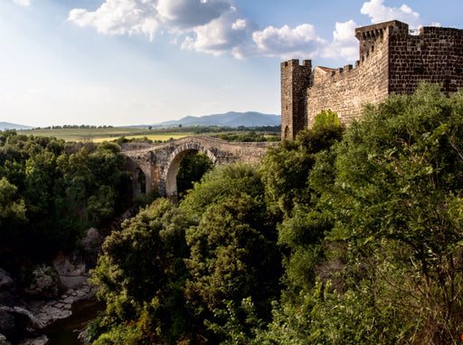 Das Castelle dell‘ Abbadia mit etruskischer Bogenbrücke nahe der Ausgrabungen von Vulci, Toskana, Italien. - CALVENDO Foto-Puzzle - calvendoverlag 39.99
