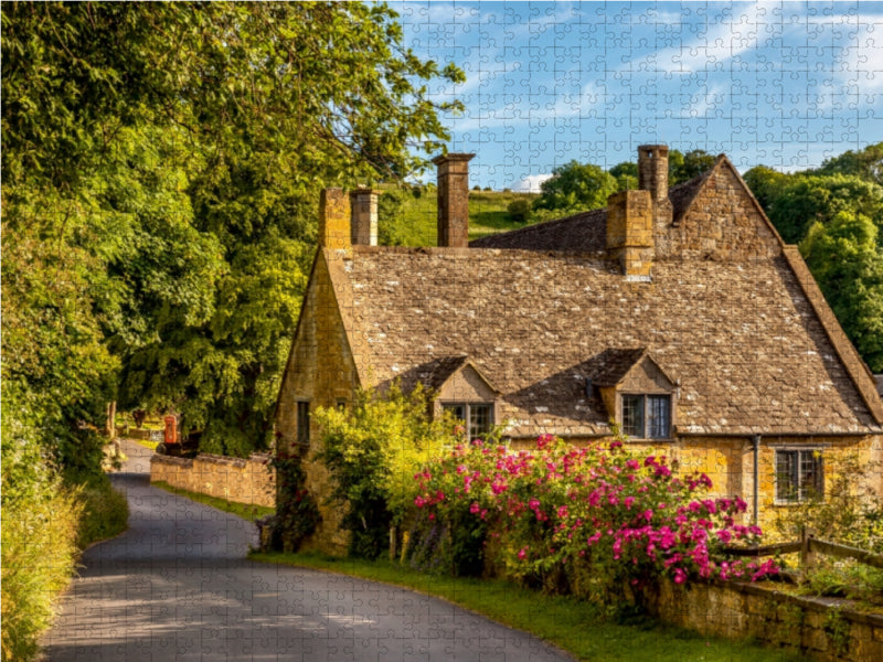 Cottage im kleinen Dorf Snowshill in den Cotswolds, England 2000 Teile Puzzle quer - CALVENDO Foto-Puzzle'