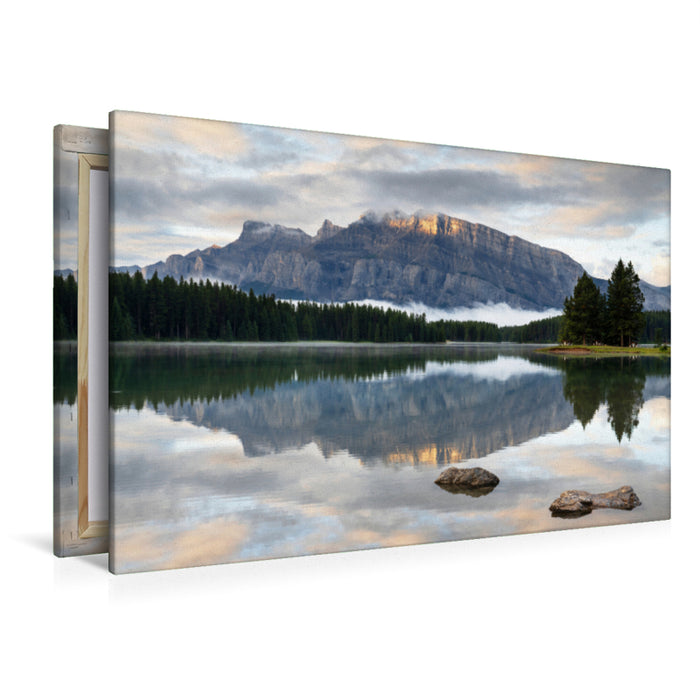 Premium Textil-Leinwand Premium Textil-Leinwand 120 cm x 80 cm quer Bergpanorama mit stimmungsvollem Tagesanbruch in den Rocky Mountains im Banff Nationalpark Kanadas