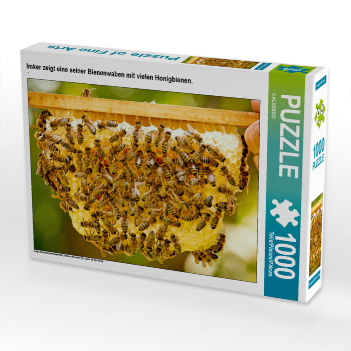 Imker zeigt eine seiner Bienenwaben mit vielen Honigbienen. - CALVENDO Foto-Puzzle - calvendoverlag 29.99