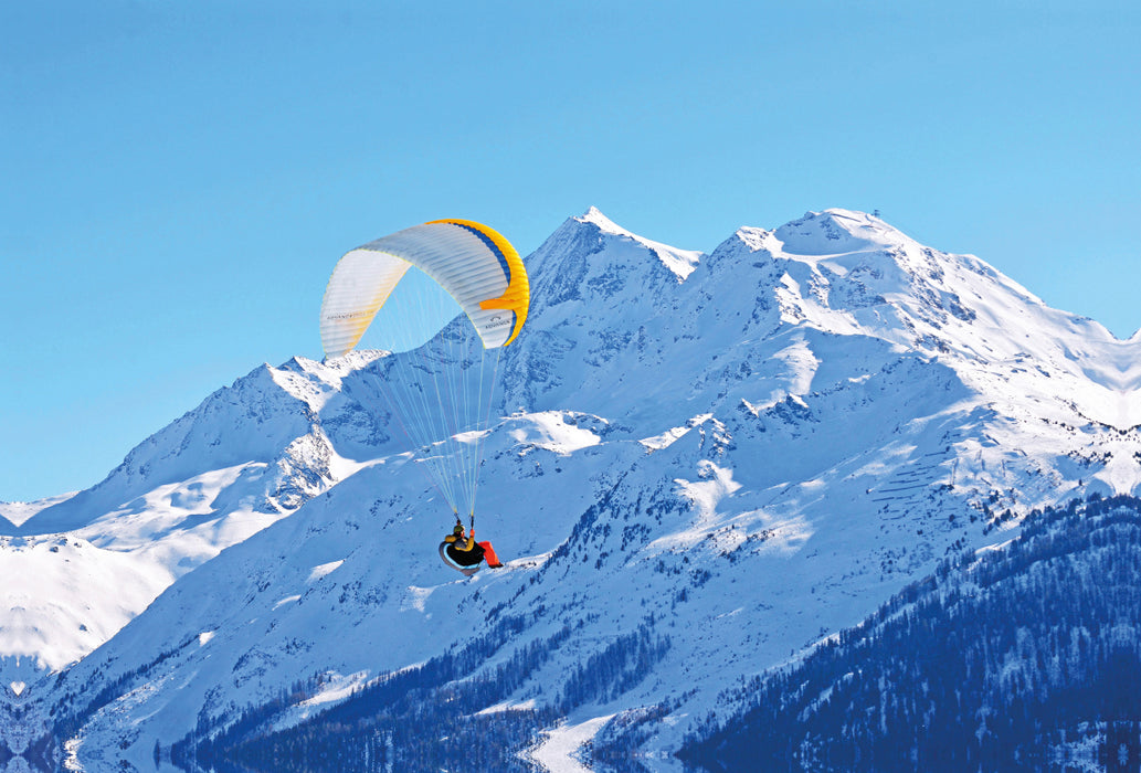 Premium Textil-Leinwand Premium Textil-Leinwand 120 cm x 80 cm quer Paraglider vor dem Mont Pourri.