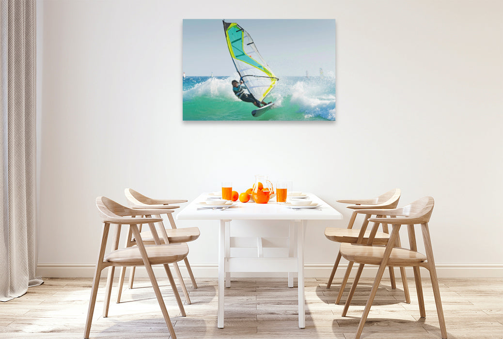 Premium Textil-Leinwand Premium Textil-Leinwand 120 cm x 80 cm quer Sportliche junge Windsurferin in der schäumenden Welle.