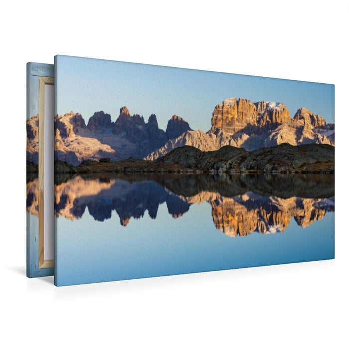 Premium Textil-Leinwand Premium Textil-Leinwand 120 cm x 80 cm quer Die Gipfel der Brenta Dolomiten spiegeln sich perfekt im Lago Nero.