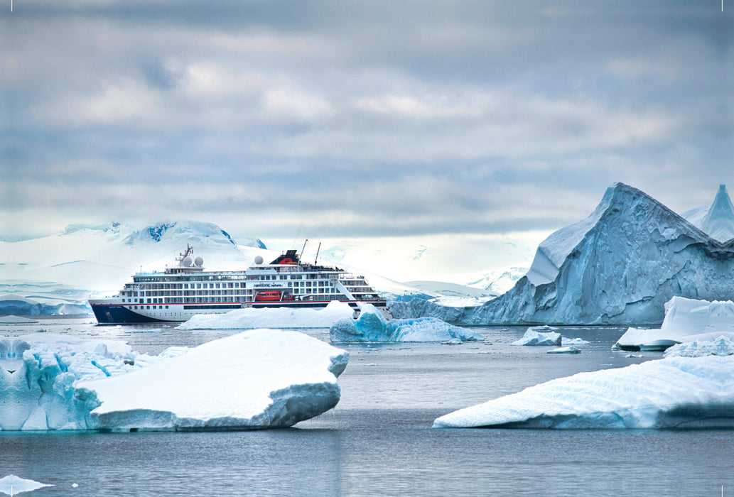 Premium Textil-Leinwand Premium Textil-Leinwand 120 cm x 80 cm quer Expeditionsschiff HANSEATIC nature in der Paradies Bucht/ Antarktische Halbinsel.