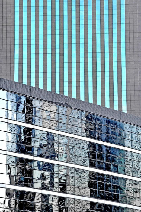 Premium Textil-Leinwand Premium Textil-Leinwand 80 cm x 120 cm  hoch Verglaste Fassade des Gebäudes in Paris