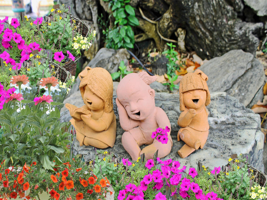 Les drôles de poupées dans le jardin - Puzzle photo CALVENDO 