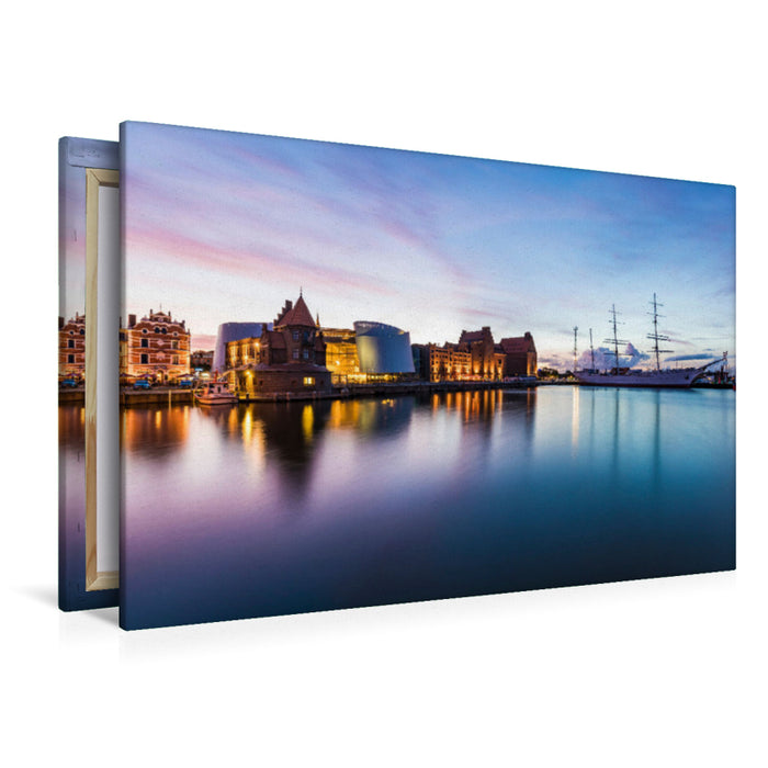 Premium Textil-Leinwand Premium Textil-Leinwand 120 cm x 80 cm quer Hafen von Stralsund mit dem Ozeaneum und der Gorch Fock I am Abend.