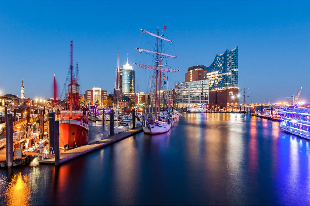 Premium Textil-Leinwand Premium Textil-Leinwand 120 cm x 80 cm quer Ausflugsboote und die Elbphilharmonie in der HafenCity in Hamburg bei Nacht.