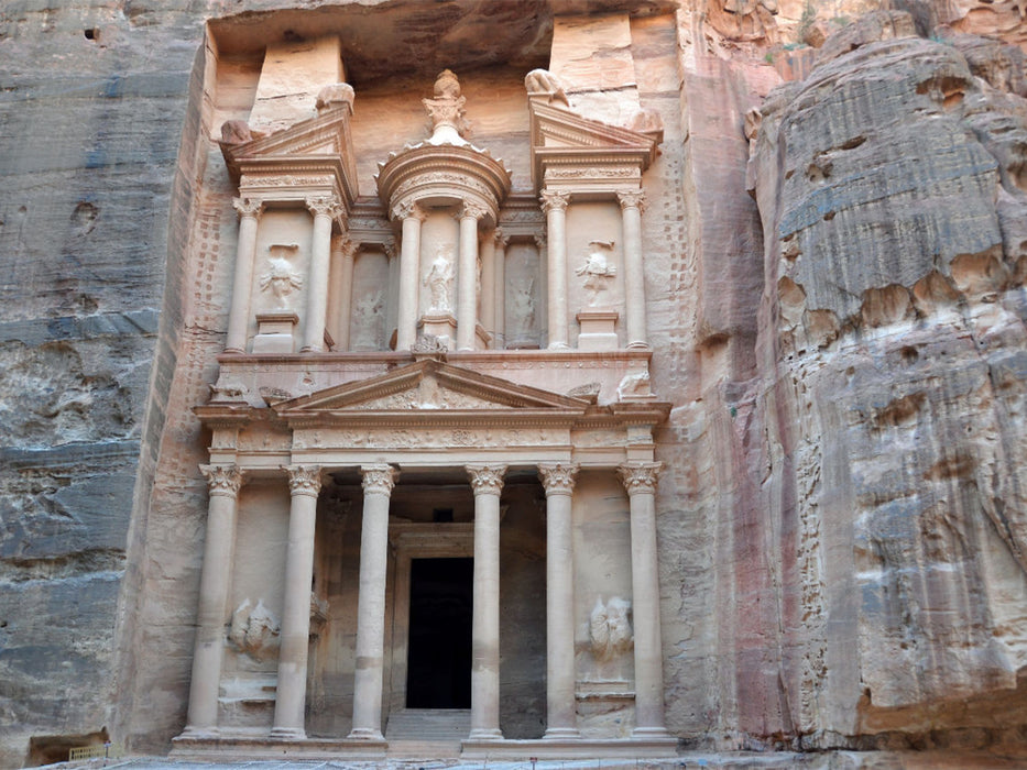 Das um die Zeitenwende entstandene Schatzhaus El Khazneh ist Petras berühmtestes Bauwerk - CALVENDO Foto-Puzzle - calvendoverlag 29.99