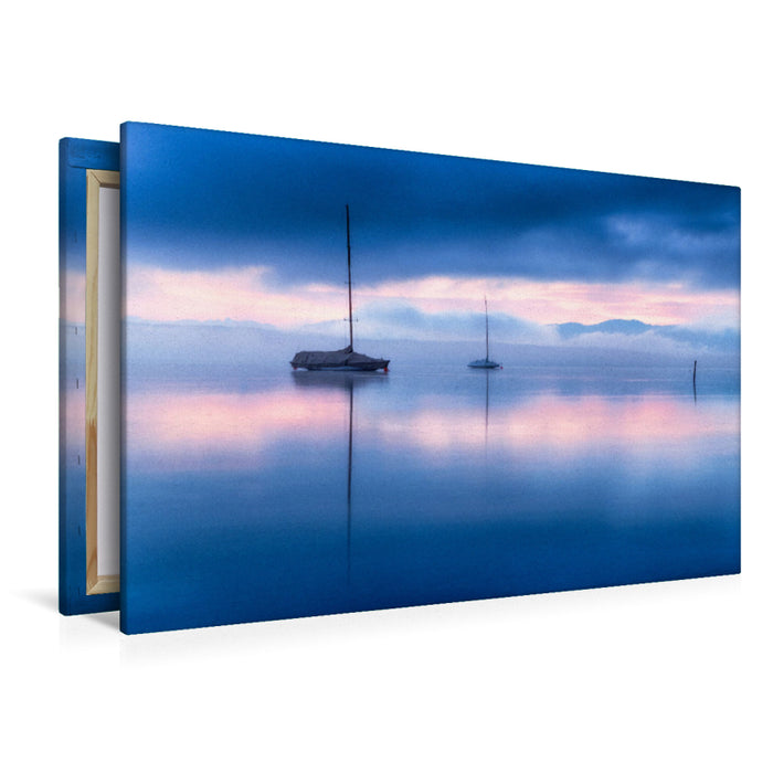 Premium Textil-Leinwand Premium Textil-Leinwand 120 cm x 80 cm quer Segelboote im Morgennebel auf dem Starnberger See