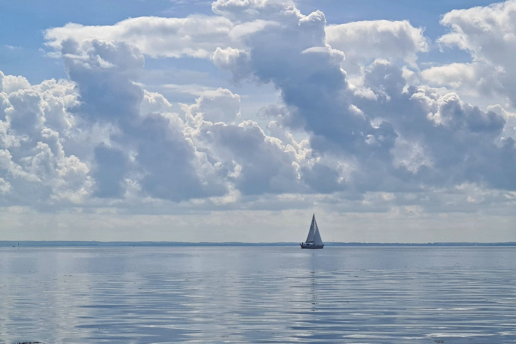 Premium Textil-Leinwand Premium Textil-Leinwand 120 cm x 80 cm quer Segelboot am Horizont mit Wolkenspiegelung am Strand Grömitz