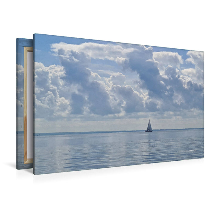 Toile textile premium Toile textile premium 120 cm x 80 cm paysage Voilier à l'horizon avec reflet nuageux sur la plage de Grömitz 