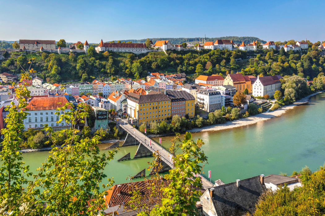 Premium Textil-Leinwand Premium Textil-Leinwand 120 cm x 80 cm quer Alte Brücke über die Salzach mit Altstadt und Burg